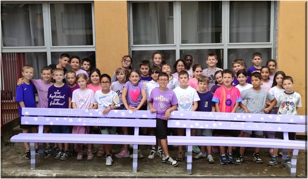 Inaugurazione delle panchine della gentilezza alla scuola di Regoledo