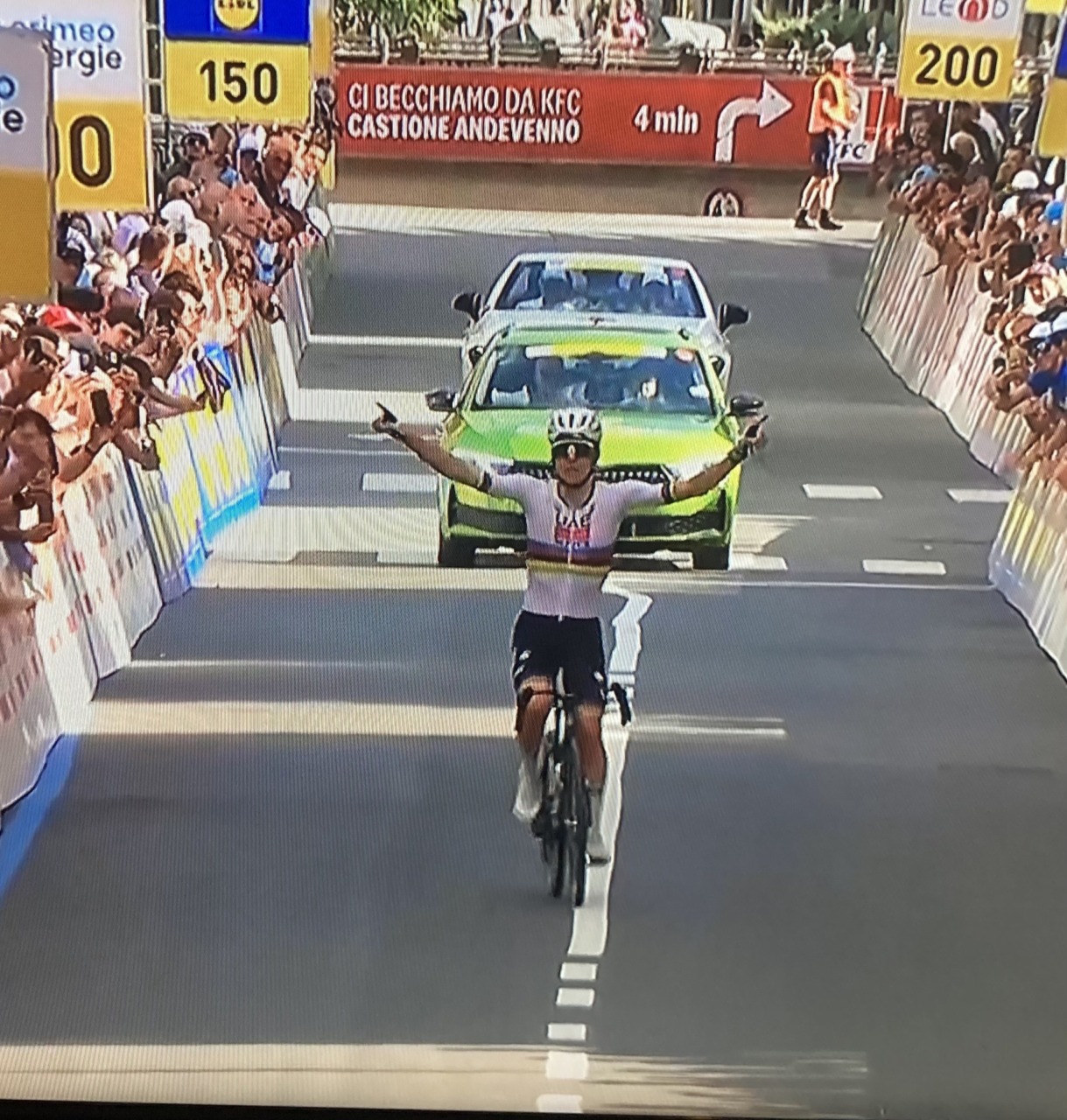 Tadej Pogacar domina il Tour de Suisse con una fuga straordinaria