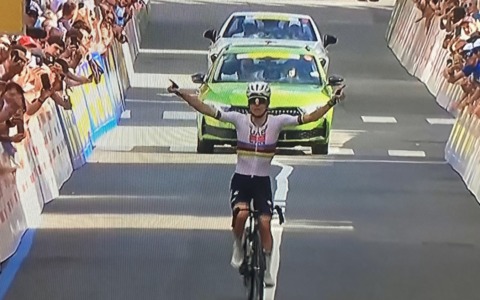 Tadej Pogacar domina il Tour de Suisse con una fuga straordinaria