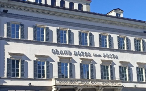 Uomo danneggia la vetrata dell’Hotel della Posta