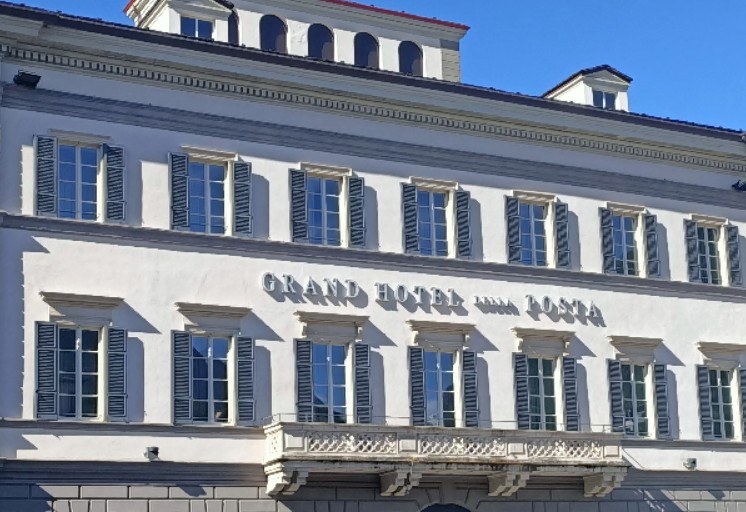 Uomo danneggia la vetrata dell’Hotel della Posta