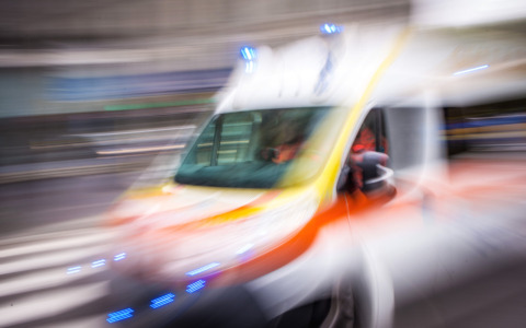 Ciclista di 18 anni in gravi condizioni dopo una caduta