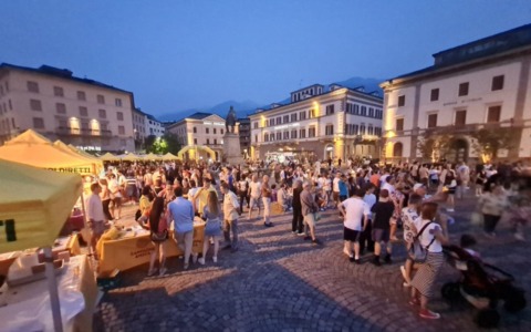 Coldiretti Sondrio: piazza Garibaldi si anima con la Notte Gialla
