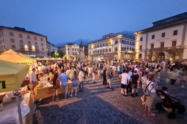 Coldiretti Sondrio: piazza Garibaldi si anima con la Notte Gialla