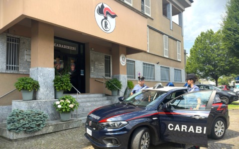Minaccia la madre con una pistola per ottenere denaro