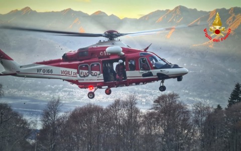 Uomo bloccato in montagna, recuperato con l’elicottero